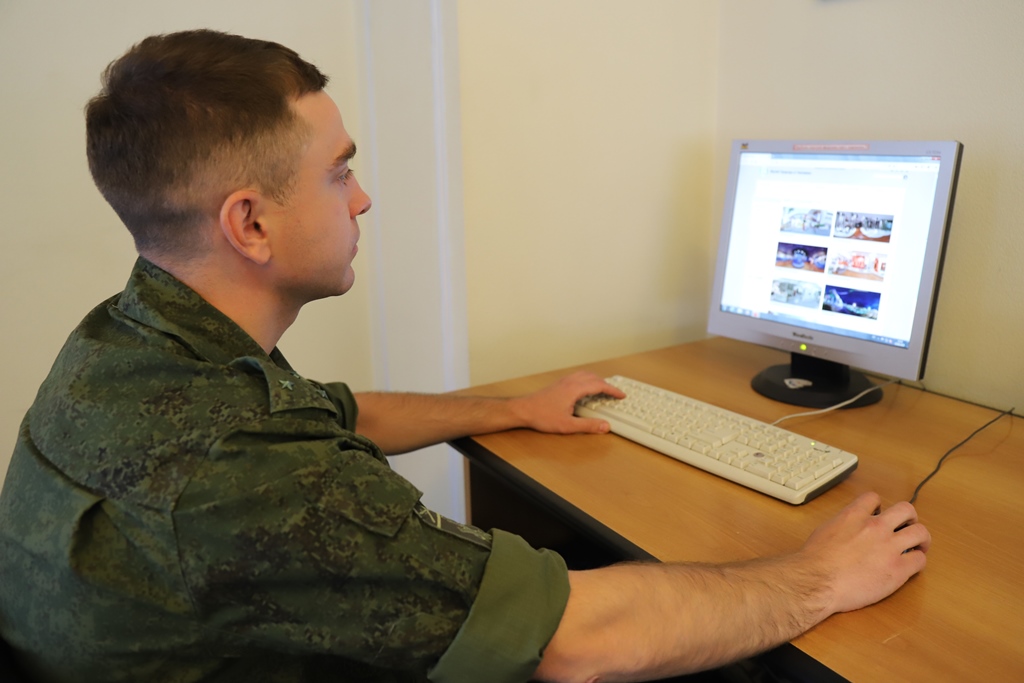 В Ханты-Мансийске военнослужащие и сотрудники Росгвардии совершили виртуальный тур по экспозиции музея Природы и человека