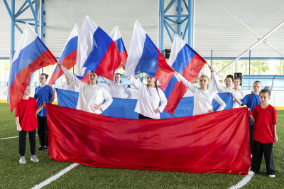 Уважаемые земляки, поздравляю вас с Днем Государственного флага Российской Федерации!