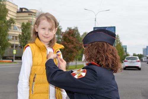 В Югре проходит патриотическая акция «С флагом на сердце», посвященная Дню Государственного флага России