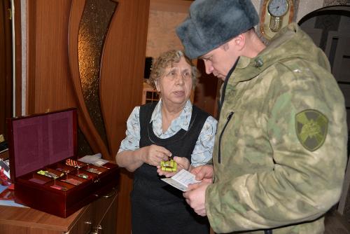 В Югре офицеры Росгвардии встретились с председателем местного совета ветеранов блокадного Ленинграда