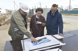 Губернатор Югры Наталья Комарова проверила ход строительства культурно-спортивного комплекса в Ярках
