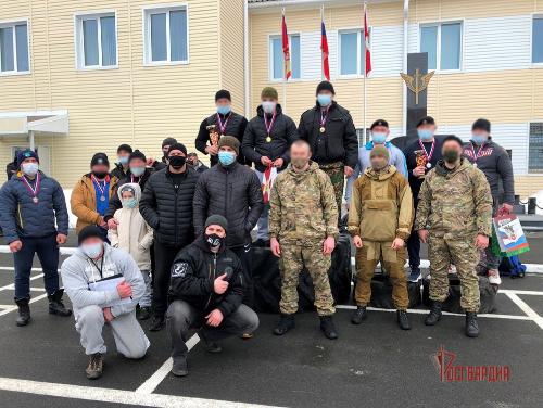 В Югре бойцы сургутского ОМОН Росгвардии организовали для земляков состязания по силовому экстриму