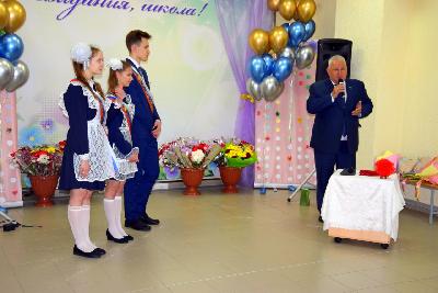 Депутаты Думы Ханты-Мансийского района поздравили выпускников школ с праздником последнего звонка. 