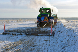 В Ханты-Мансийском районе идет обустройство более 404 километров зимних автомобильных дорог, 7 километров ледовых переправ. По состоянию на 4 декабря готовность зимников – 55%.