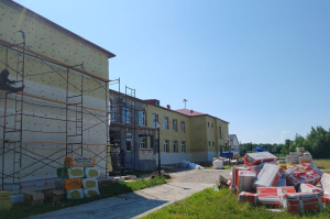В Красноленинском идет капитальный ремонт школы, работы будут завершены до начала нового учебного года