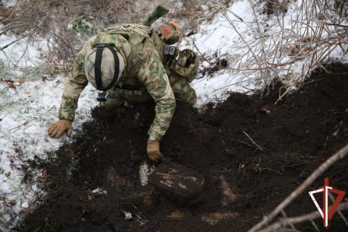 Росгвардейцы обнаружили на брошенных позициях ВСУ тайник с боеприпасами