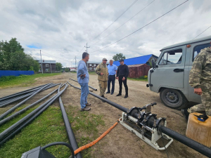В поселке Кедровом идет строительство сетей водоснабжения