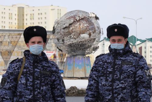 В Ханты-Мансийске сотрудники Росгвардии посетили памятник покорителям космоса