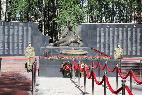 Военнослужащие и сотрудники Росгвардии заступили на вахту памяти у Мемориала Славы города Ханты-Мансийска
