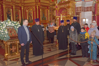 В Рождество глава Ханты-Мансийского района Кирилл Минулин поздравил победителей детского творческого конкурса «Русь великая»