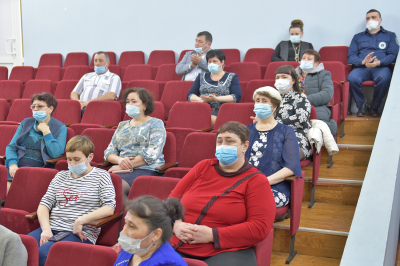 В рамках отчетной кампании органов местного самоуправления глава района Кирилл Минулин провел рабочие встречи с жителями Выкатного и Тюлей