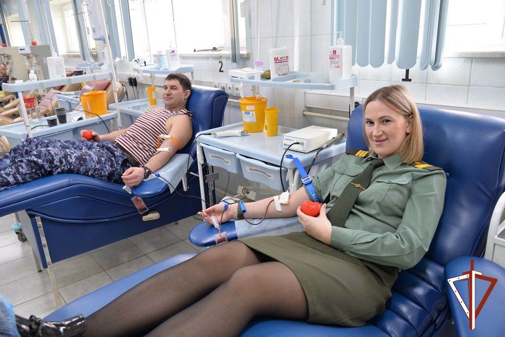 Представители Росгвардии сдали 20 литров крови, приняв участие в донорской акции в Югре