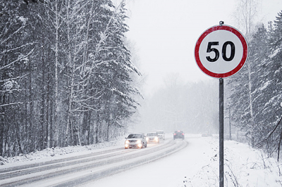 Внимание!  В Югре из-за неблагоприятной погоды на дорогах временно действуют скоростные ограничения 