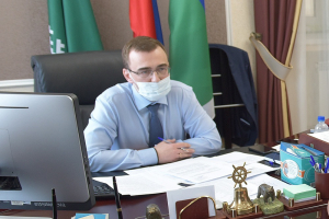 Глава Ханты-Мансийского района Кирилл Минулин в режиме ВКС провел 19 июня рабочую встречу с участием предпринимателей муниципалитета, занимающихся розничной торговлей