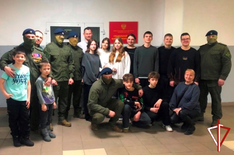 В Югре Росгвардия проводит тематические встречи с подшефными школьниками
