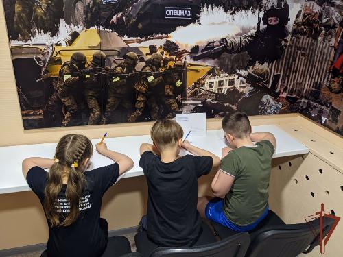Воспитанники подшефного Росгвардии патриотического клуба «Юный спецназовец» присоединились ко всероссийской акции «Письмо солдату» в Югре