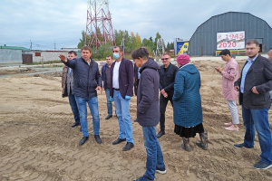 Депутаты Думы Ханты-Мансийского района посетили объекты строительства и благоустройства в Горноправдинске и Бобровском