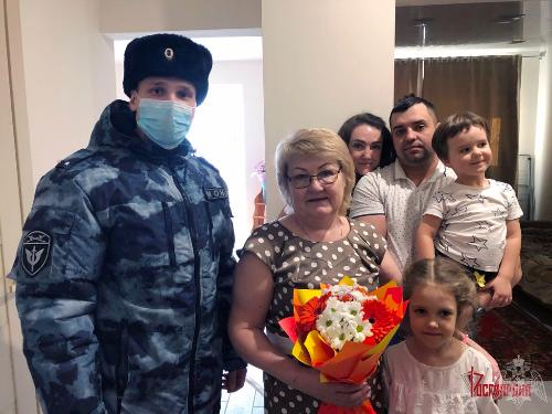 Сотрудники сургутского ОМОН поздравили с Днем рождения мать воина правопорядка, погибшего при исполнении воинского долга