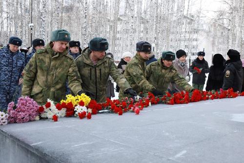 Офицеры югорской Росгвардии почтили память защитников Сталинграда