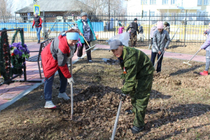 Жители Ханты-Мансийского района наводят порядок во дворах, придомовых территориях и общественных местах