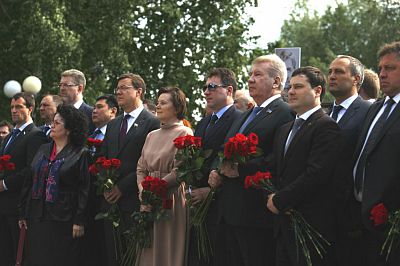 Председатель Думы Ханты-Мансийского района принял участие в памятных мероприятиях, приуроченных к 19-й годовщине со дня гибели первого мэра города Нефтеюганске Владимира Петухова.