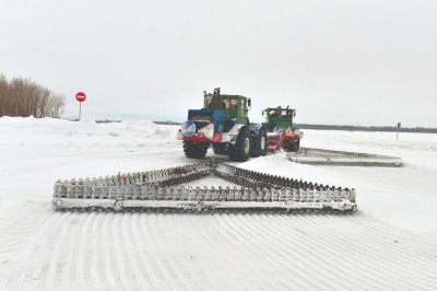 В Ханты-Мансийском районе идет обустройство более 404 километров зимних автомобильных дорог, 7 километров ледовых переправ. По состоянию на 8 декабря готовность зимников – 68%.