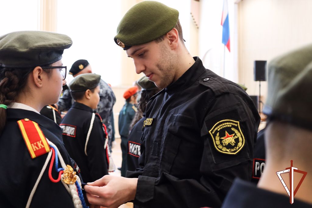 Офицеры Росгвардии приняли торжественную клятву у кадет подшефной школы в Югре