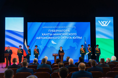 Глава Ханты-Мансийского района Кирилл Минулин поздравил Наталью Комарову с переизбранием на пост главы региона