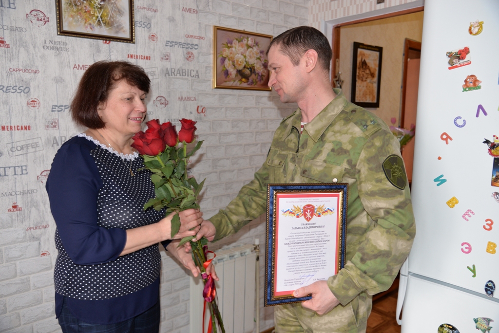 В Югре сотрудники и военнослужащие Росгвардии поздравили с  8 марта матерей погибших защитников Отечества   