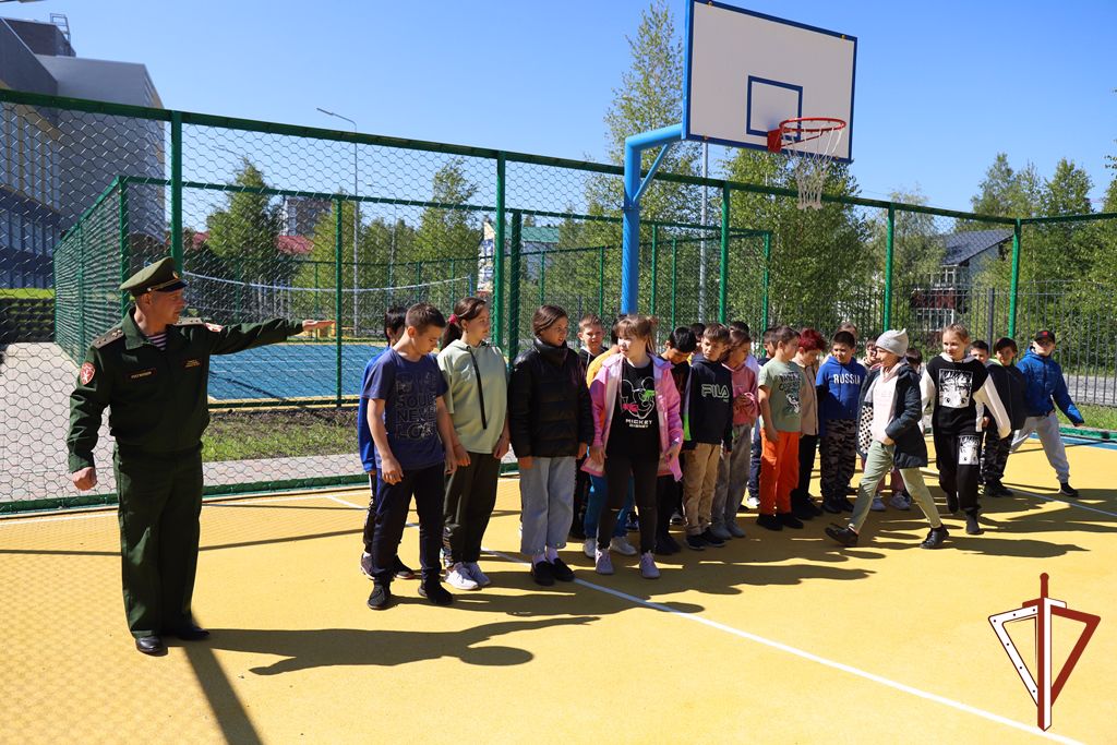 В рамках акции «Каникулы с Росгвардией» представители ведомства навестили воспитанников пришкольного детского лагеря в Югре