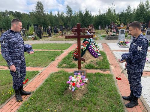 Военнослужащие и сотрудники Росгвардии из Югры почтили память участников Курской битвы