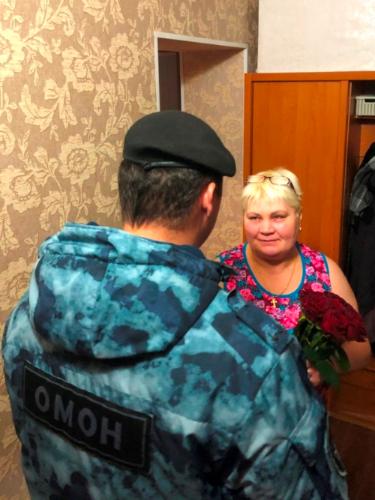 Бойцы сургутского ОМОНа поздравили с Днем рождения маму военнослужащего, погибшего при исполнении воинского долга