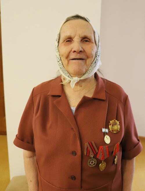В Югре ветеран Великой Отечественной войны Антонина Кочергина рассказала сотрудникам Росгвардии о своем трудовом подвиге