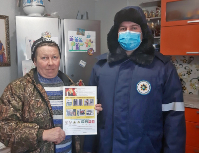 Работники Центроспаса ведут профилактику пожаров в глубинках Югры