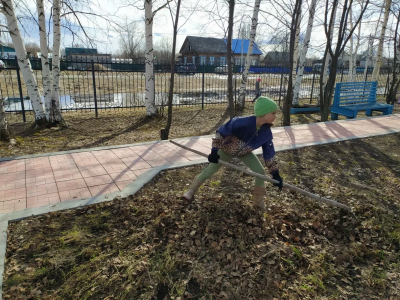 Жители Ханты-Мансийского района наводят порядок во дворах, придомовых территориях и общественных местах