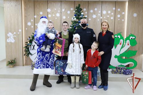«Дед Мороз специального назначения» Росгвардии пришёл в гости к воспитанникам подшефного центра социальной помощи в Югре