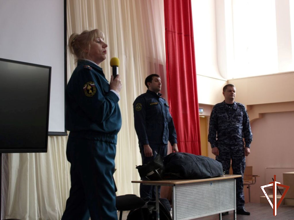 В Югре представители Росгвардии рассказали школьникам о правилах пожарной безопасности в быту