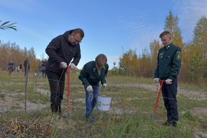 Глава Ханты-Мансийского района Кирилл Минулин принял участие в экологической акции «Сохраним лес»