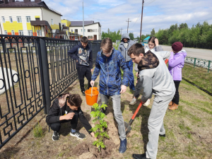 6 июня Ханты-Мансийский район принял участие в Международной эстафете посадки деревьев «Сад дружбы»