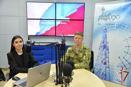 Офицеры Росгвардии информируют журналистов Югры об обеспечении безопасности граждан в День России