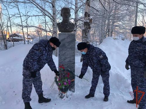 Росгвардия провела в Югре памятные мероприятия в ознаменование Дня героев Отечества