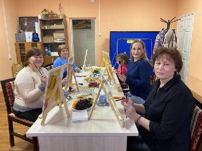 Депутат Думы Ханты-Мансийского района Анастасия Маннинен провела АРТ-вечер для семей мобилизованных земляков