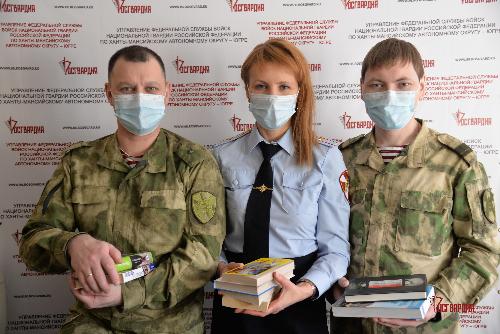 В ХМАО-Югре военнослужащие и сотрудники Росгвардии присоединились к Общероссийской акции "Дарите книги с любовью"