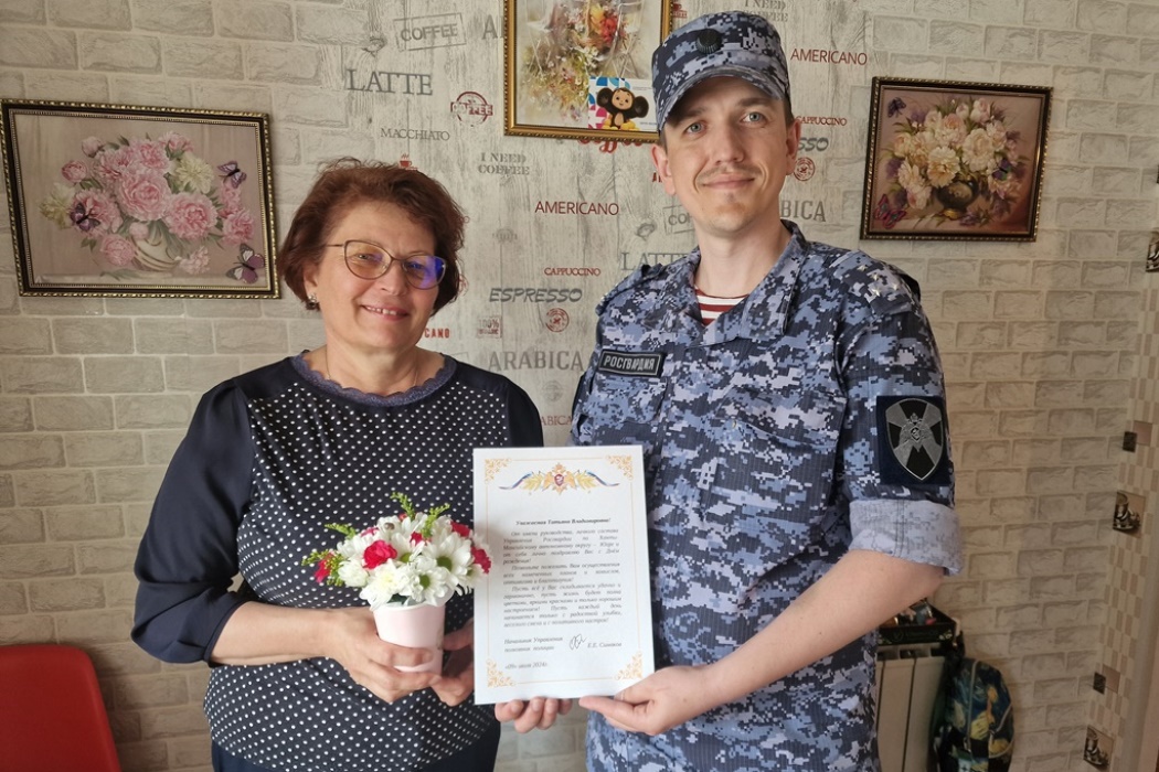 Росгвардия в Югре поздравила с Днем рождения мать военнослужащего внутренних войск, погибшего при исполнении воинского долга