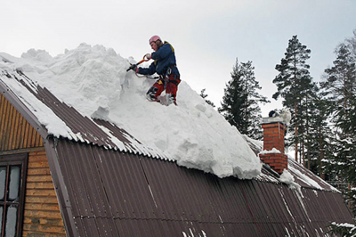 Роструд напомнил работодателям об опасностях при очистке крыш от снега 