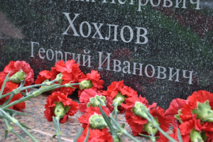 Жители Ханты-Мансийского района возложили цветы к Вечному огню и мемориалам