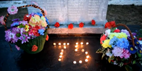 Свеча памяти у мемориальной доски «Павшим за Родину от односельчан»