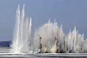 Работы по взрыванию льда провели 25 апреля спасатели учреждения «Центроспас-Югория» на реке Обь