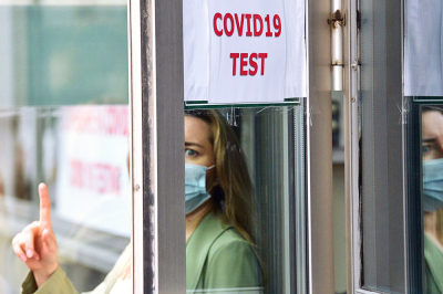 Минтруд: работодатель не может требовать справку с результатом теста на коронавирус