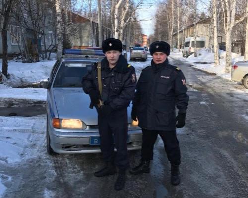 В Югре росгвардейцы задержали подозреваемого, который открыто похитил у своей матери 50 тыс. рублей